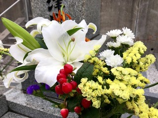 お墓に供えられた数種類の花