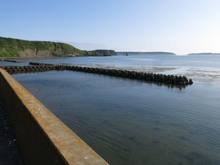 夏の琵琶瀬湾とアゼチの岬、嶮暮帰島（北海道浜中町）