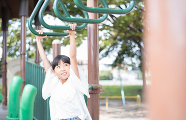 Obraz premium アスレチックを楽しむ子供