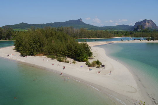 K&uuml;stenlandschaft Thailand Krabi mit Sandbank und Halbinsel