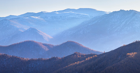Obraz premium Mountains in blue haze, morning view