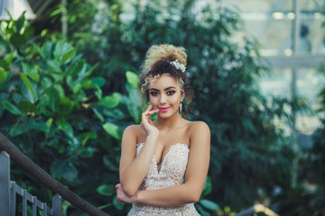 Naklejka premium Beautiful bride posing in wedding dress indoors