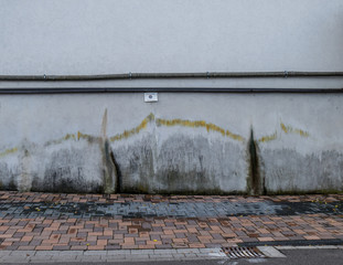 Gebäudeschäden durch Feuchtigkeit in der Wand