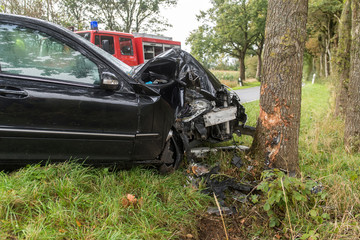 Verkehrsunfall - Auto prallt gegen Baum
