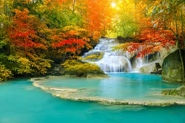 Fototapete Farbenfroher majestätischer Wasserfall im Wald des Nationalparks im Herbst © wirojsid