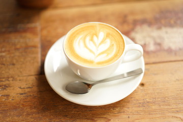 秋のカフェのカプチーノ
