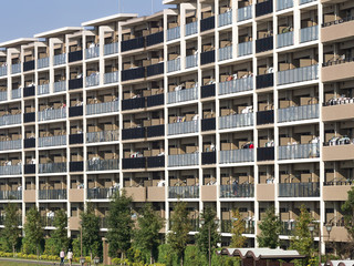 住宅街の大型マンション