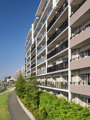 住宅街の大型マンション