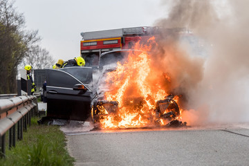 PKW Auto geht in Flammen auf