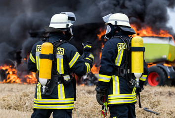 Die Feuerwehr löscht einen brennenden Traktor © benjaminnolte