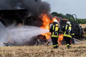 Die Feuerwehr löscht einen brennenden Traktor