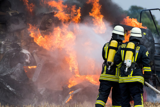 Die Feuerwehr l&ouml;scht einen brennenden Traktor