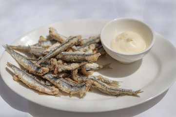 Plato de boquerones fritos con alioli