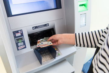 Geld an einem Geldautomaten Einzahlen