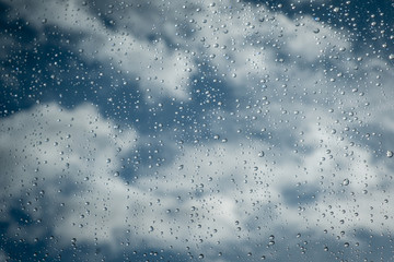 Gouttes d'eau sur une vitre