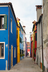 Fototapeta na wymiar A narrow street betveen colorful houses