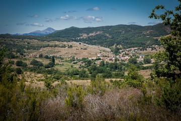 paisaje de montaña con pueblo