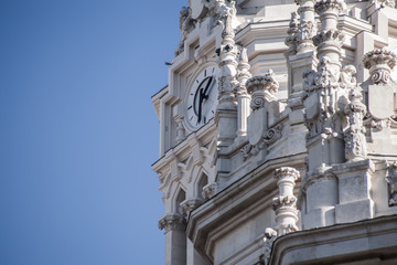 Fototapeta na wymiar detalle del reloj del palacio de Cibeles, Madrid