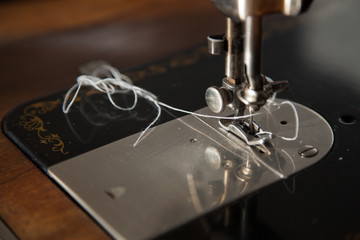 detalle máquina de coser con hilo