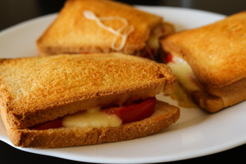 Primo piano di tre toast al pomodoro e mozzarella, cibo e cucina