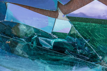 Zerbrochene Glasscheiben im Recycling Container
