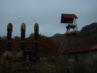 Fototapeta na wymiar castillete minero abandonado con máquina de luz