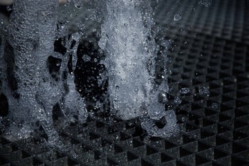 detalle de fuente de agua sobre hierro