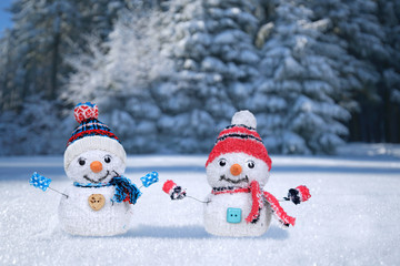 Schneemänner im Winterwald