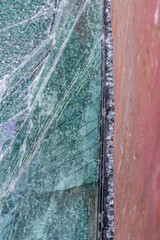 Zerbrochene Glasscheiben im Recycling Container