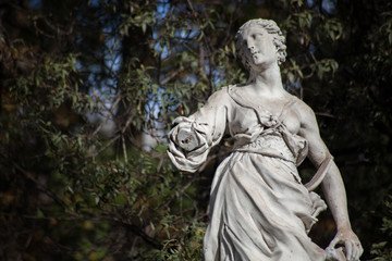 Fototapeta premium escultura de mujer en el parque del Retiro, Madrid
