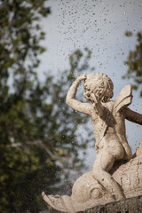 ángel de fuente del parque de El Retiro con gotas