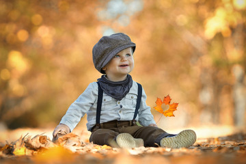 Freude im Herbst beim Spielen - kleiner Junge