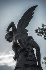 monumento al ángel caído en el parque de el Retiro