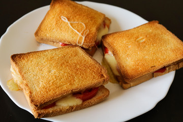 Primo piano di tre toast al pomodoro e mozzarella, cibo e cucina