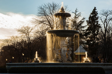 fuente del parque de El Retiro al atardecer