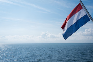 Faehre mit Flagge am Heck von den Niederlanden