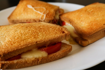 Primo piano di tre toast al pomodoro e mozzarella, cibo e cucina