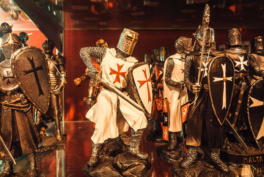 Store with souvenir figurines of knights in armor with weapons, as a symbol of Malta's ancient successes