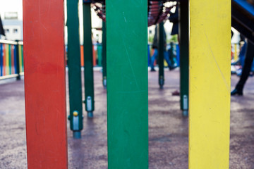 Fototapeta na wymiar madera de colores en praque infantil
