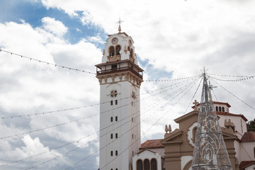 Obraz premium iglesia de Candelaria en día con nubes