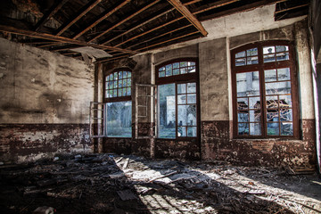 interior fábrica abandonada con ventanales