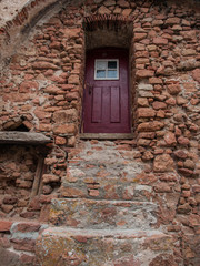 puerta de madera pintada de rojo en monasterio de Islas Berlengas