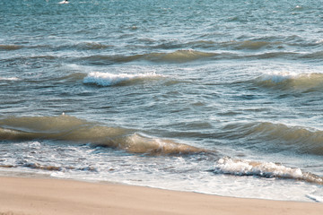 Vaguelettes s'écrasant doucement sur le bord de la plage