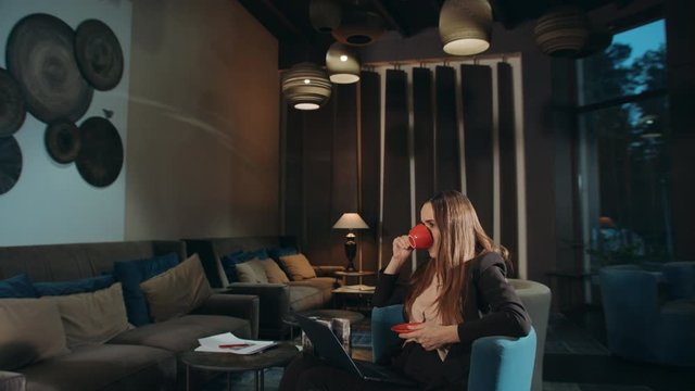 Business woman drinking coffee at hotel lounge. Businesswoman drinking tea cup