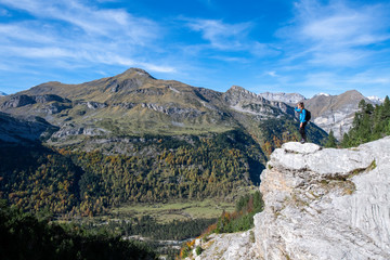 Randonneuse qui contemple la montagne