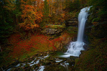 Fototapeta na wymiar Giessbach Wasserfall Berner Oberland Herbst Herbststimmung bunte farbige Blätter 