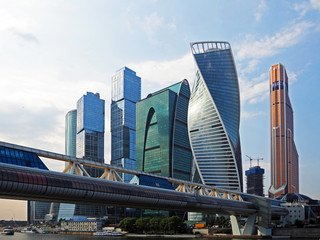 Naklejka premium Moskwa, Rosja - września 2017 r .: Moscow International Business Centre "Moscow City" - dzielnica biznesowa w budowie w Moskwie na nabrzeżu Presnenskaya, kładka dla pieszych Bagration