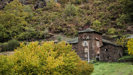 Fototapeta na wymiar Antigua casa de piedra en el verde bosque 