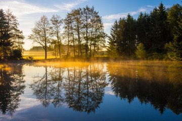 Fototapeta na wymiar Sonnenaufgang am Teich