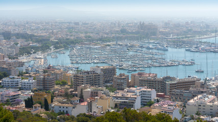 Obraz premium Widok na Palma de Mallorca z zamkiem Bellver